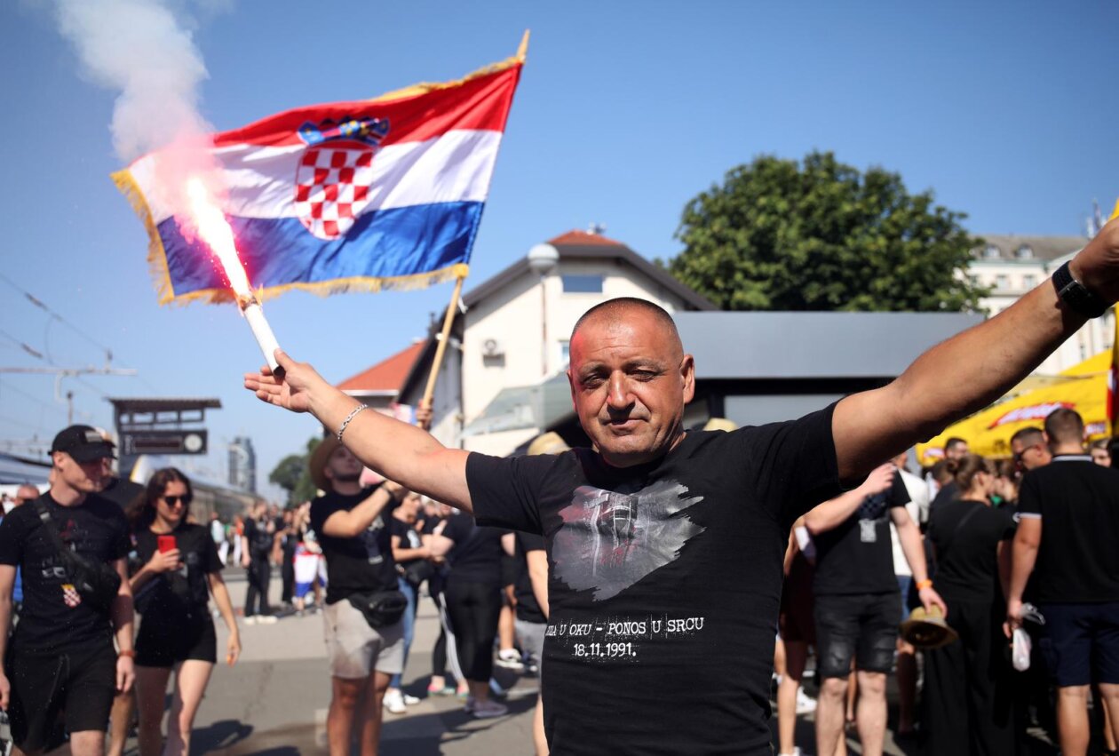 Zagreb: Veseli obožavatelji Thompsona na Glavnom kolodvoru Zagreb: Veseli obožavatelji Thompsona na Glavnom kolodvoru