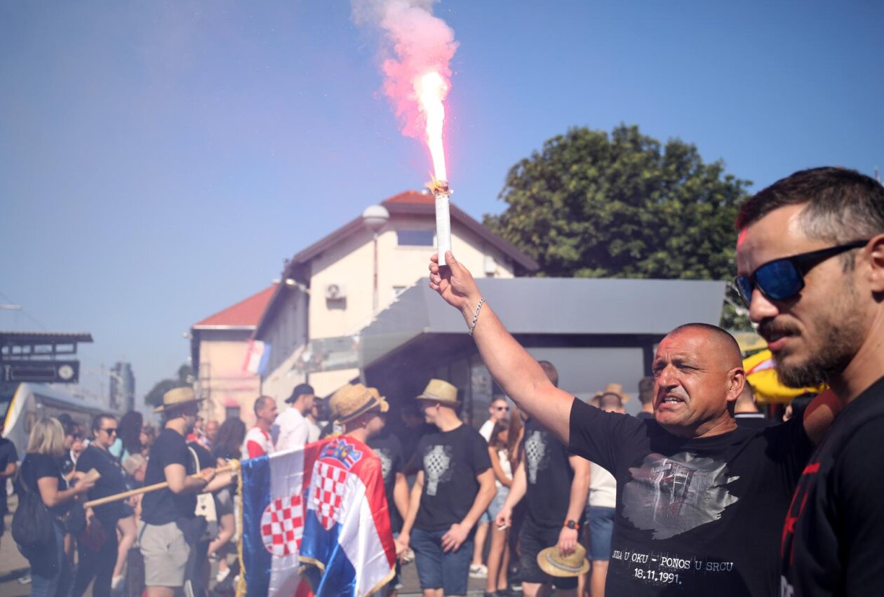 Zagreb: Veseli obožavatelji Thompsona na Glavnom kolodvoru Zagreb: Veseli obožavatelji Thompsona na Glavnom kolodvoru