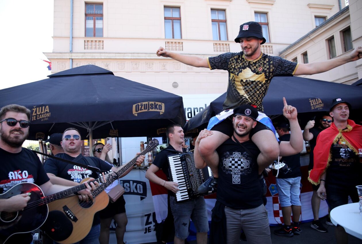 Zagreb: Veseli obožavatelji Thompsona na Glavnom kolodvoru Zagreb: Veseli obožavatelji Thompsona na Glavnom kolodvoru