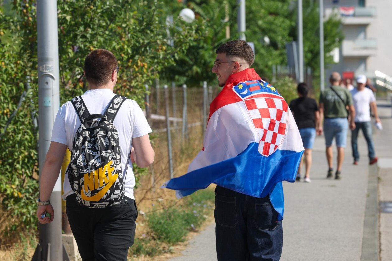 Zagreb: Obožavatelji idu prema fan zonama gdje će čekati ulazak u Hipodrom Zagreb: Obožavatelji idu prema fan zonama gdje će čekati ulazak u Hipodrom