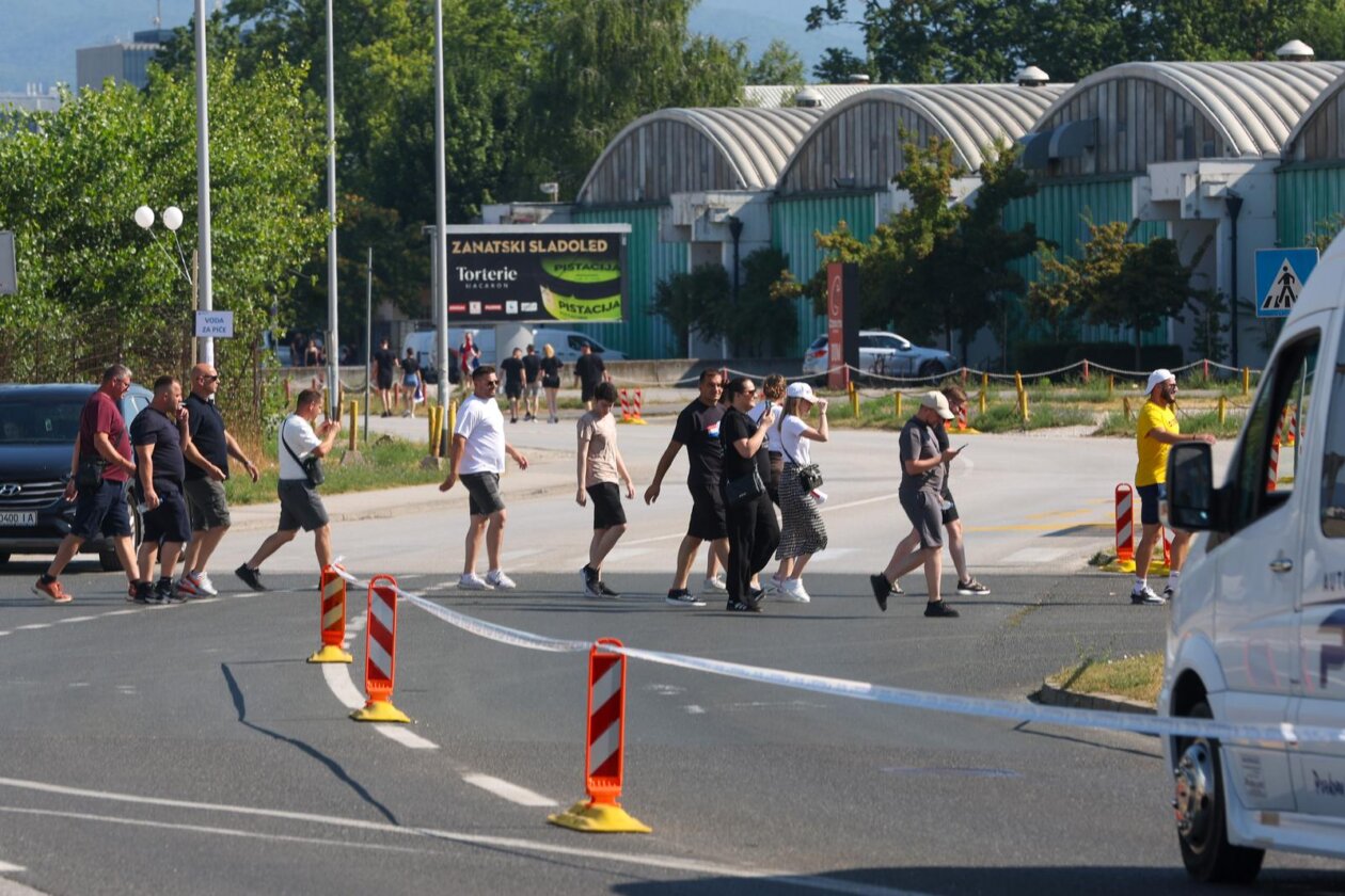 Zagreb: Obožavatelji idu prema fan zonama gdje će čekati ulazak u Hipodrom Zagreb: Obožavatelji idu prema fan zonama gdje će čekati ulazak u Hipodrom