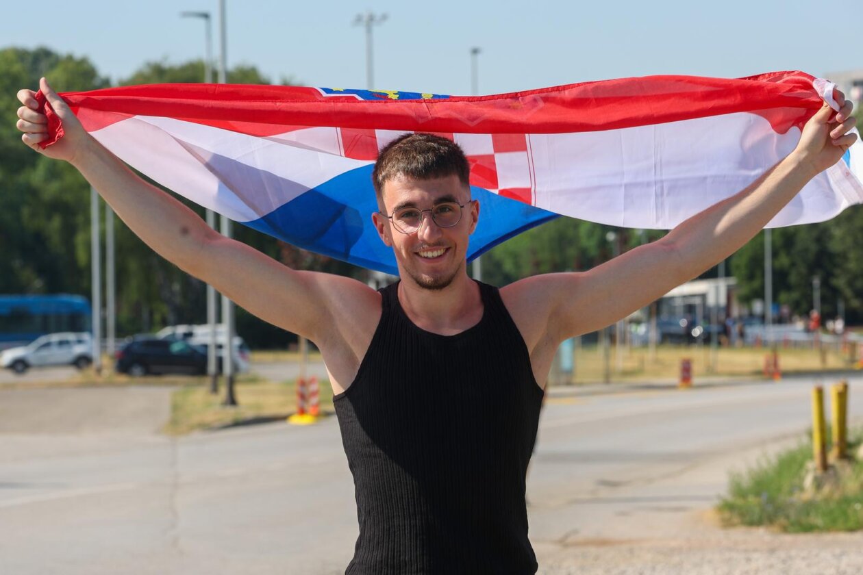 Zagreb: Obožavatelji idu prema fan zonama gdje će čekati ulazak u Hipodrom Zagreb: Obožavatelji idu prema fan zonama gdje će čekati ulazak u Hipodrom