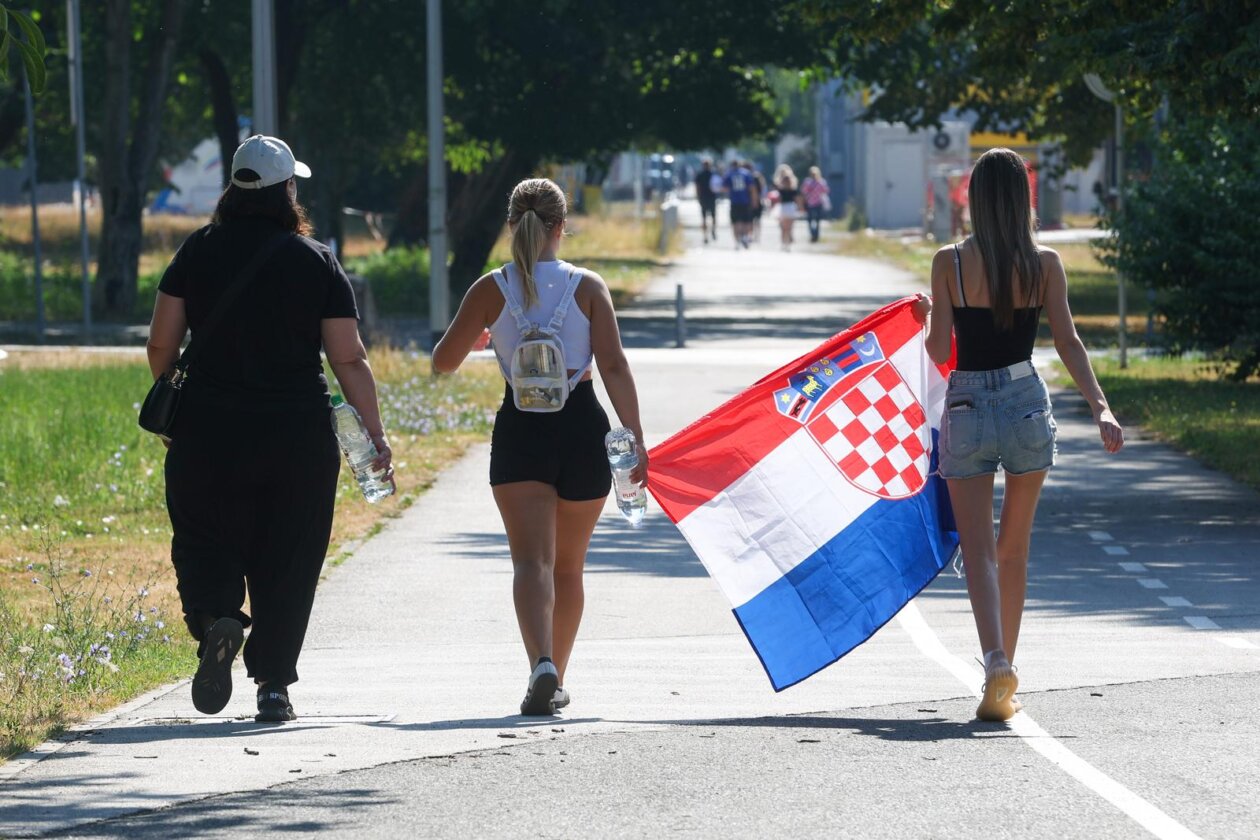 Zagreb: Obožavatelji idu prema fan zonama gdje će čekati ulazak u Hipodrom Zagreb: Obožavatelji idu prema fan zonama gdje će čekati ulazak u Hipodrom