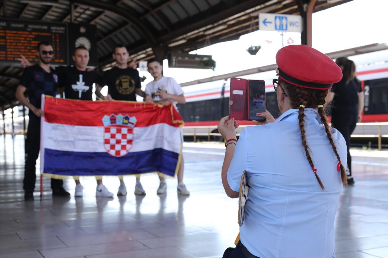 Zagreb: Veseli obožavatelji Thompsona na Glavnom kolodvoru Zagreb: Veseli obožavatelji Thompsona na Glavnom kolodvoru