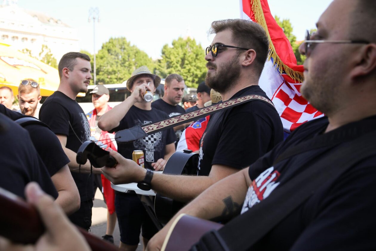 Zagreb: Veseli obožavatelji Thompsona na Glavnom kolodvoru Zagreb: Veseli obožavatelji Thompsona na Glavnom kolodvoru