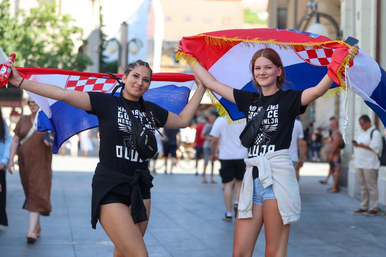 Zagreb: Obožavatelji se okupljaju u gradu uoči Thompsonovg koncerta Zagreb: Obožavatelji se okupljaju u gradu uoči Thompsonovg koncerta