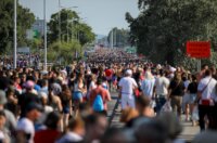Zagreb: Tisuće fanova Thompsona prolazi Mostom Slobode koji je zatvoren za promet