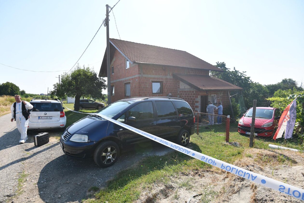 Policijski očevid na mjestu ubojstva u Pleškovcu Policijski očevid na mjestu ubojstva u Pleškovcu