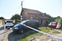 Policijski očevid na mjestu ubojstva u Pleškovcu Policijski očevid na mjestu ubojstva u Pleškovcu