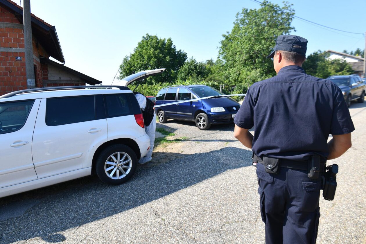 Policijski očevid na mjestu ubojstva u Pleškovcu Policijski očevid na mjestu ubojstva u Pleškovcu
