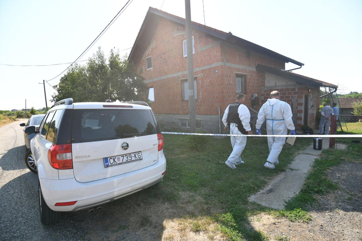Policijski očevid na mjestu ubojstva u Pleškovcu Policijski očevid na mjestu ubojstva u Pleškovcu