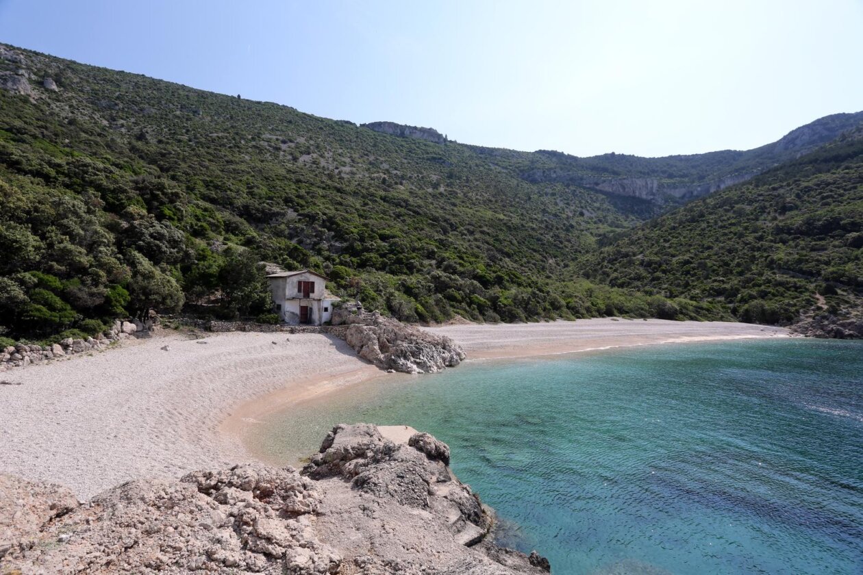 Plaža pod stijenama sela Lubenice na otoku Cresu Plaža pod stijenama sela Lubenice na otoku Cresu