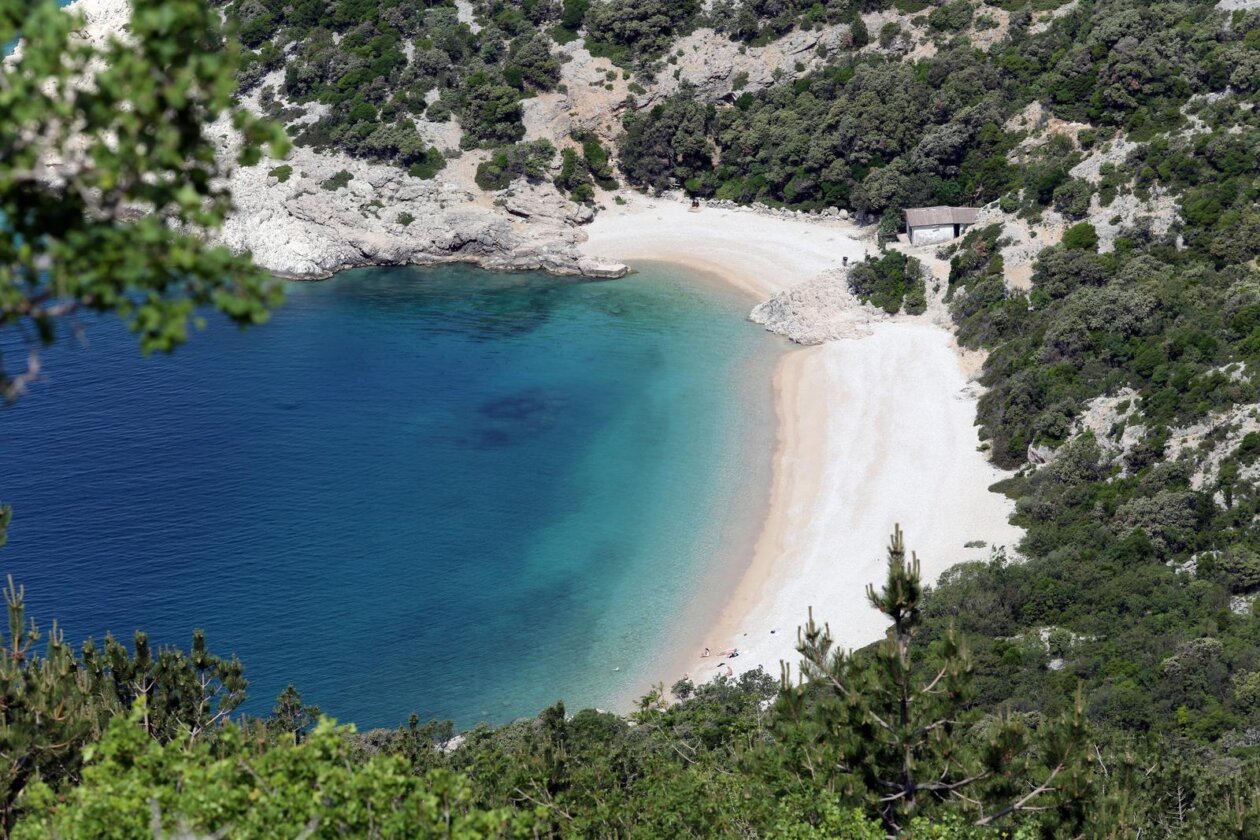Plaža pod stijenama sela Lubenice na otoku Cresu Plaža pod stijenama sela Lubenice na otoku Cresu