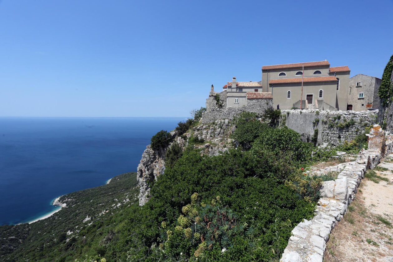 Selo Lubenice nalazi se na visokoj klisuri nad morem, na zapadnoj obali Cresa Selo Lubenice nalazi se na visokoj klisuri nad morem, na zapadnoj obali Cresa
