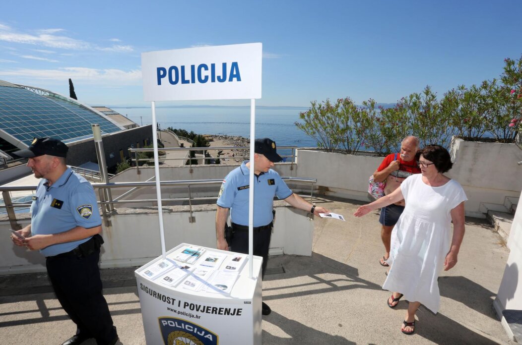 Rijeka: MUP postavio Info pult na plaži Ploče Rijeka: MUP postavio Info pult na plaži Ploče