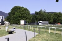 Počelo postavljanje opreme za koncert Marka Perkovića Thopmsona u Sinju