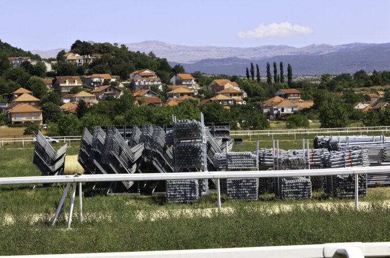 Počelo postavljanje opreme za koncert Marka Perkovića Thopmsona u Sinju Počelo postavljanje opreme za koncert Marka Perkovića Thopmsona u Sinju
