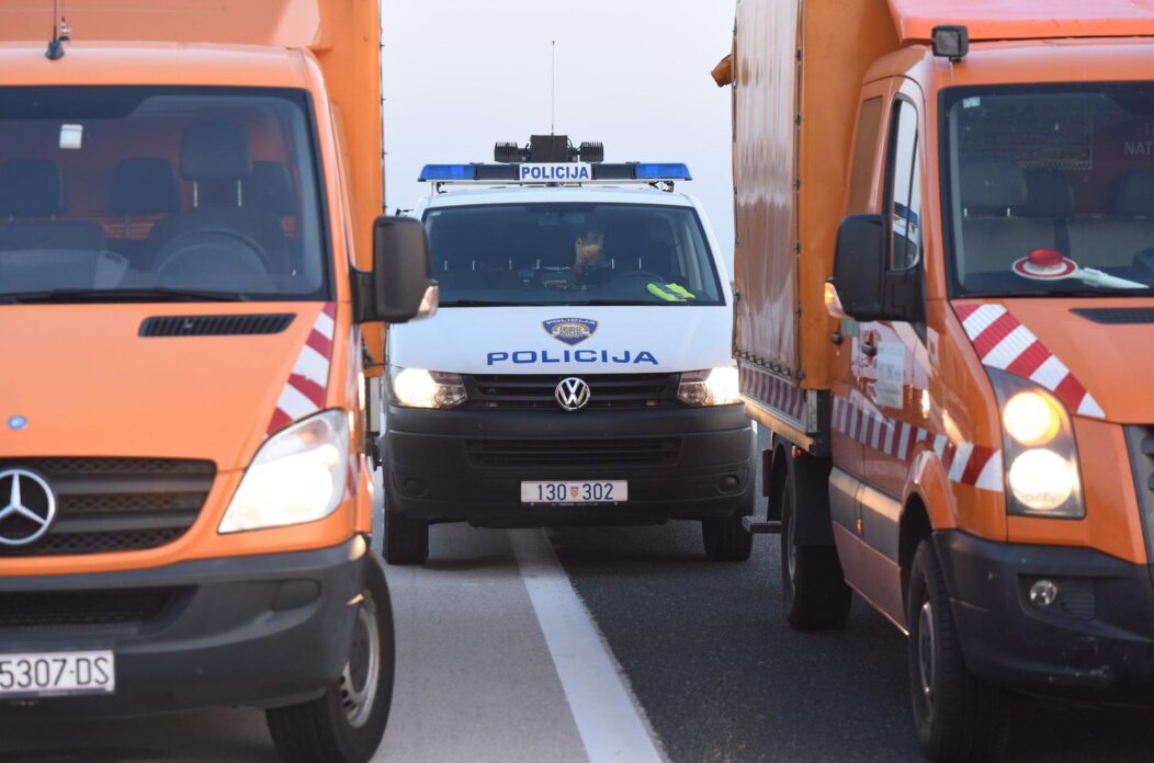 Pirovac: Jedna osoba ozlije?ena u tekoj nesre?i, kamp prikolica unitena do neprepoznatljivosti Pirovac: Jedna osoba ozlije?ena u tekoj nesre?i, kamp prikolica unitena do neprepoznatljivosti