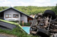 Jastrebarsko: Kamion probio ogradu kuće za odmor