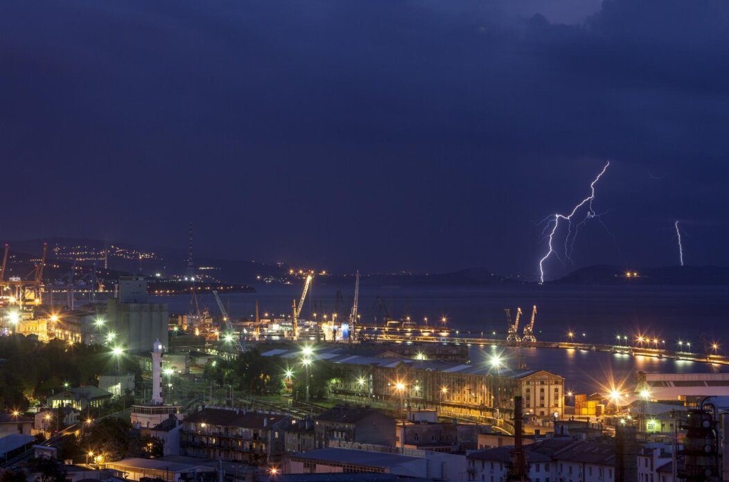 Rijeka: Grmljavinsko nevrijeme zahvatilo grad Rijeka: Grmljavinsko nevrijeme zahvatilo grad