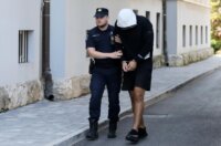 Pula: Privedena još četvorica redara osumnjičena za teško premlaćivanje mladog Slovenca u Poreču Pula: Privedena još četvorica redara osumnjičena za teško premlaćivanje mladog Slovenca u Poreču