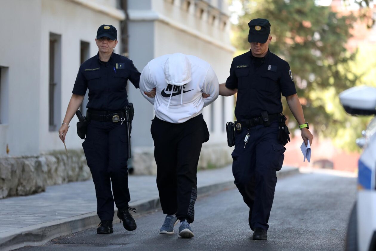 Pula: Privedena još četvorica redara osumnjičena za teško premlaćivanje mladog Slovenca u Poreču Pula: Privedena još četvorica redara osumnjičena za teško premlaćivanje mladog Slovenca u Poreču