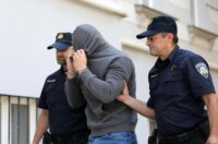 Pula: Privedena još četvorica redara osumnjičena za teško premlaćivanje mladog Slovenca u Poreču Pula: Privedena još četvorica redara osumnjičena za teško premlaćivanje mladog Slovenca u Poreču