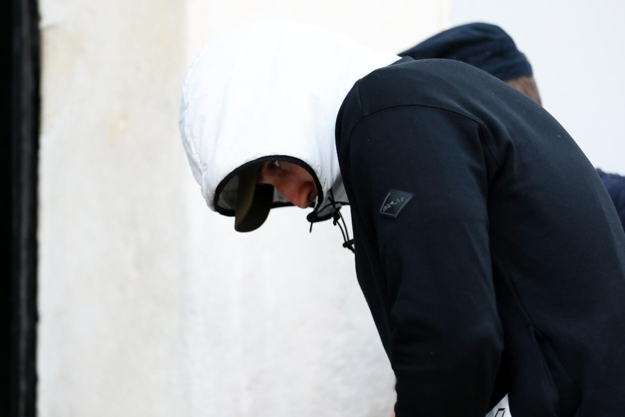 Pula: Privedena još četvorica redara osumnjičena za teško premlaćivanje mladog Slovenca u Poreču Pula: Privedena još četvorica redara osumnjičena za teško premlaćivanje mladog Slovenca u Poreču