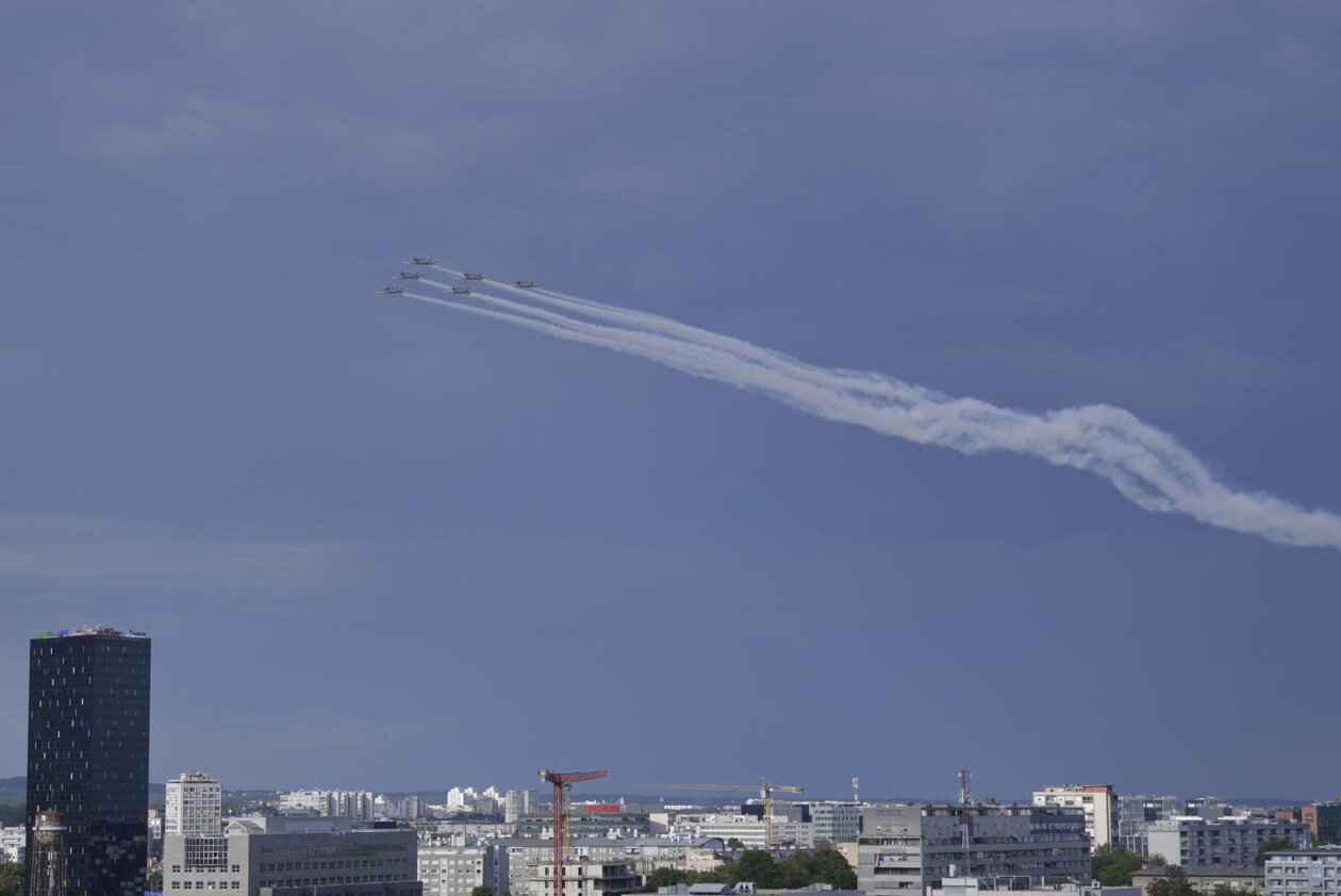 Zagreb: Prelet helikoptera i zrakoplova  tijekom svečanog obilježavanja 30. obljetnice VRO Oluja