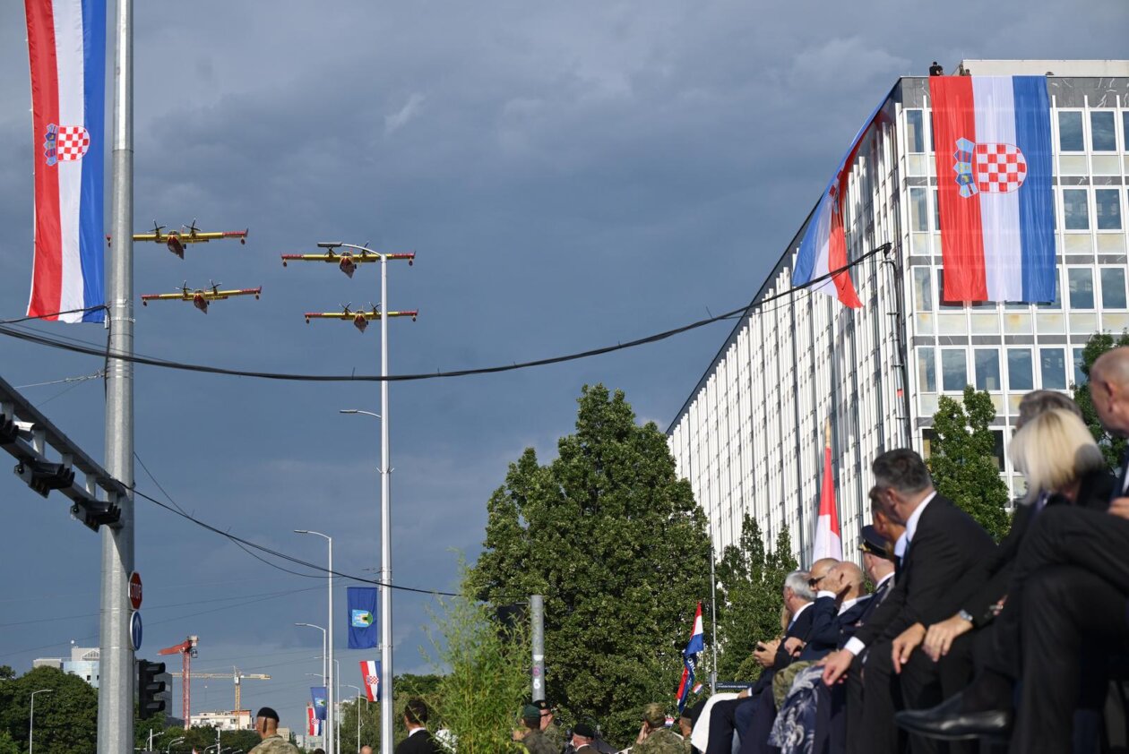 Zagreb: Prelet helikoptera i zrakoplova  tijekom svečanog obilježavanja 30. obljetnice VRO Oluja