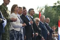 Zagreb: Uzvanici iz lože prate svečani vojni mimohod u povodu 30. obljetnice VRO Oluja