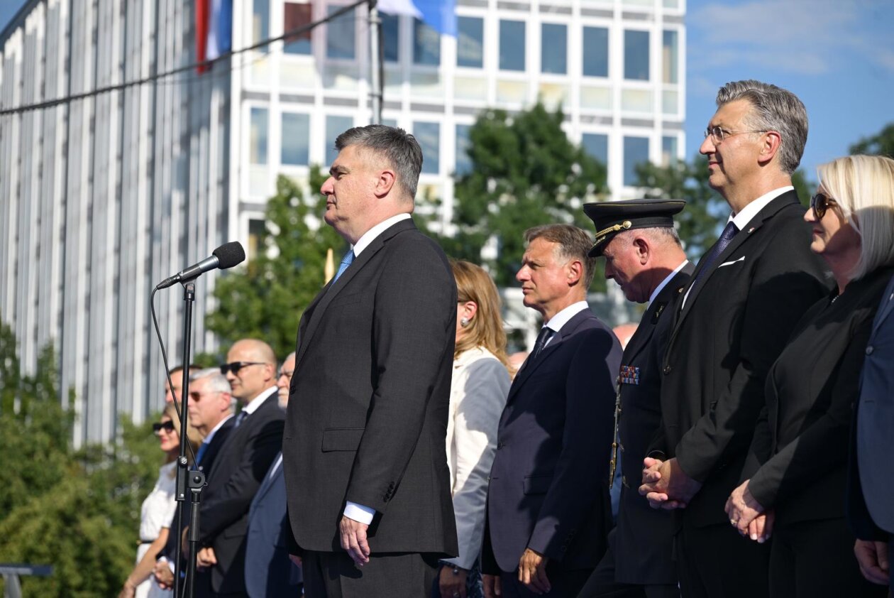 Zagreb: Uzvanici iz lože prate svečani vojni mimohod u povodu 30. obljetnice VRO Oluja