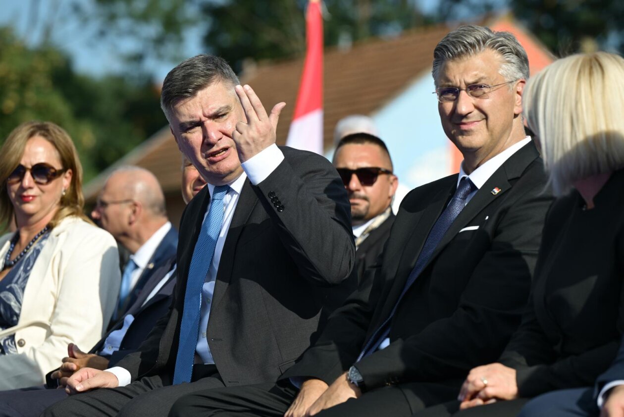 Zagreb: Uzvanici iz lože prate svečani vojni mimohod u povodu 30. obljetnice VRO Oluja
