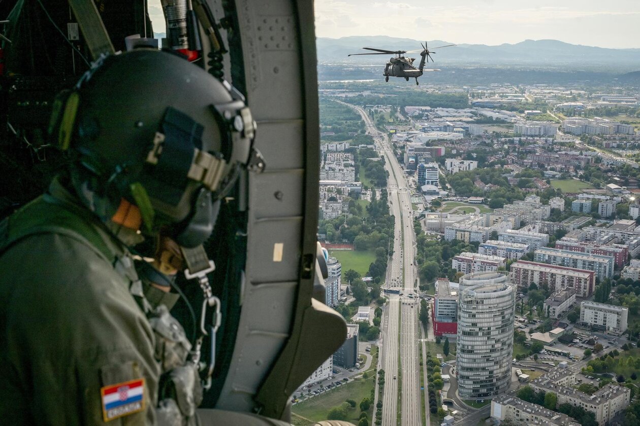 Zagreb: Prelet helikopterom Black Hawk iznad vojnog mimohoda povodom obilježavanja 30. obljetnice VRO Oluja
