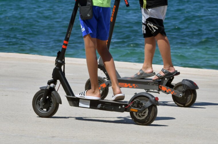 ibenik: Vonja djece na elektri?nim romobilima ibenik: Vonja djece na elektri?nim romobilima