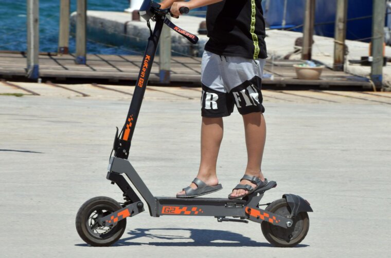 ibenik: Vonja djece na elektri?nim romobilima ibenik: Vonja djece na elektri?nim romobilima