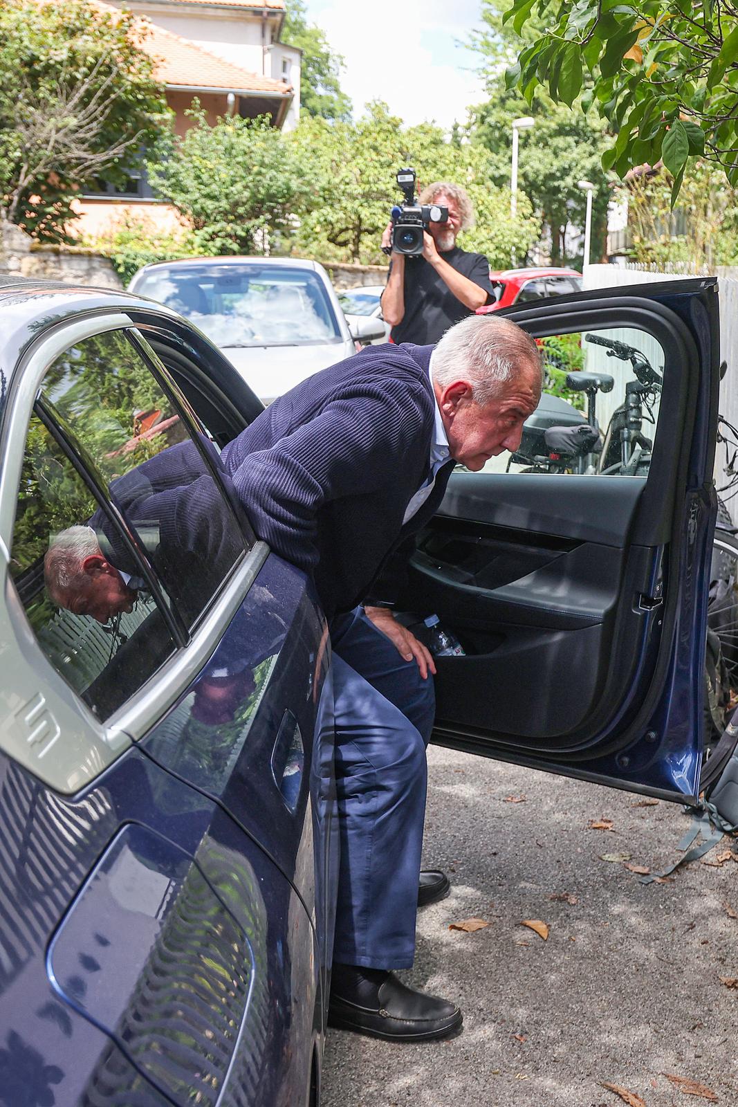 Zagreb: Dolazak Ive Sanadera u obiteljsku kuću nakon izlaska iz zatvora Zagreb: Dolazak Ive Sanadera u obiteljsku kuću nakon izlaska iz zatvora