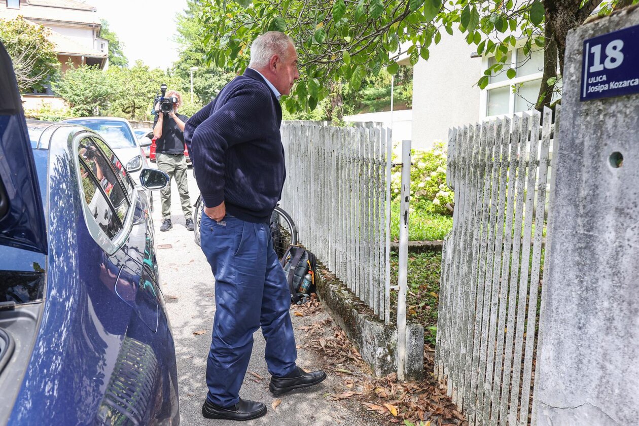 Zagreb: Dolazak Ive Sanadera u obiteljsku kuću nakon izlaska iz zatvora Zagreb: Dolazak Ive Sanadera u obiteljsku kuću nakon izlaska iz zatvora