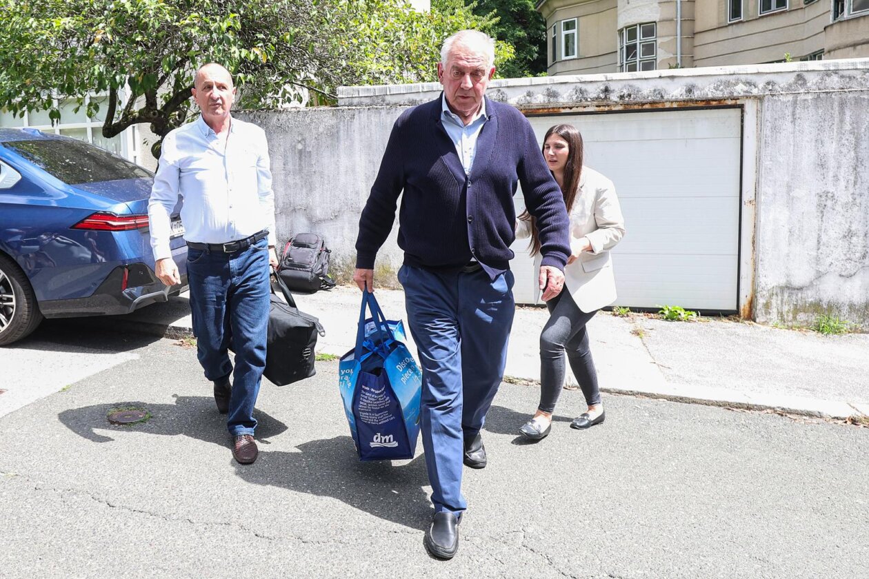 Zagreb: Dolazak Ive Sanadera u obiteljsku kuću nakon izlaska iz zatvora Zagreb: Dolazak Ive Sanadera u obiteljsku kuću nakon izlaska iz zatvora