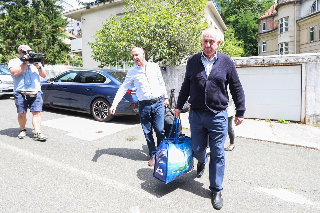 Zagreb: Dolazak Ive Sanadera u obiteljsku kuću nakon izlaska iz zatvora Zagreb: Dolazak Ive Sanadera u obiteljsku kuću nakon izlaska iz zatvora