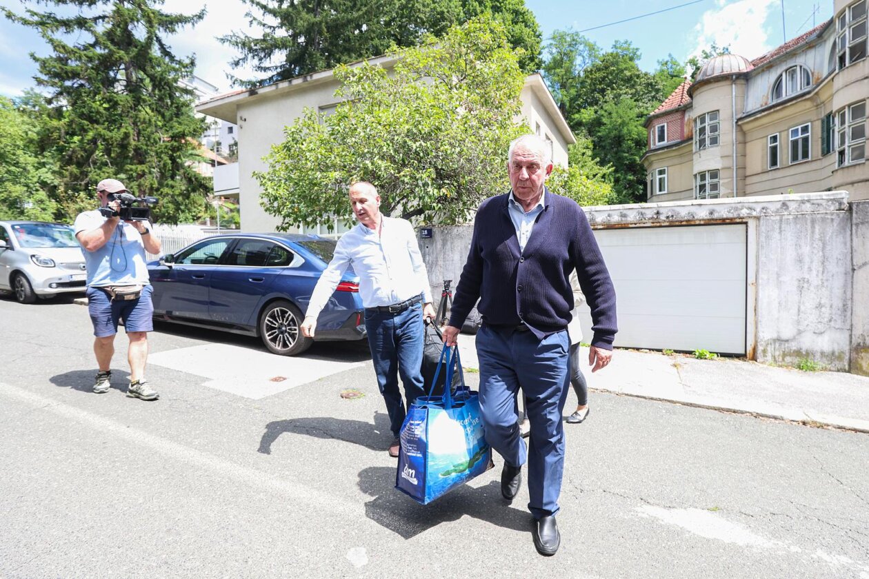 Zagreb: Dolazak Ive Sanadera u obiteljsku kuću nakon izlaska iz zatvora Zagreb: Dolazak Ive Sanadera u obiteljsku kuću nakon izlaska iz zatvora