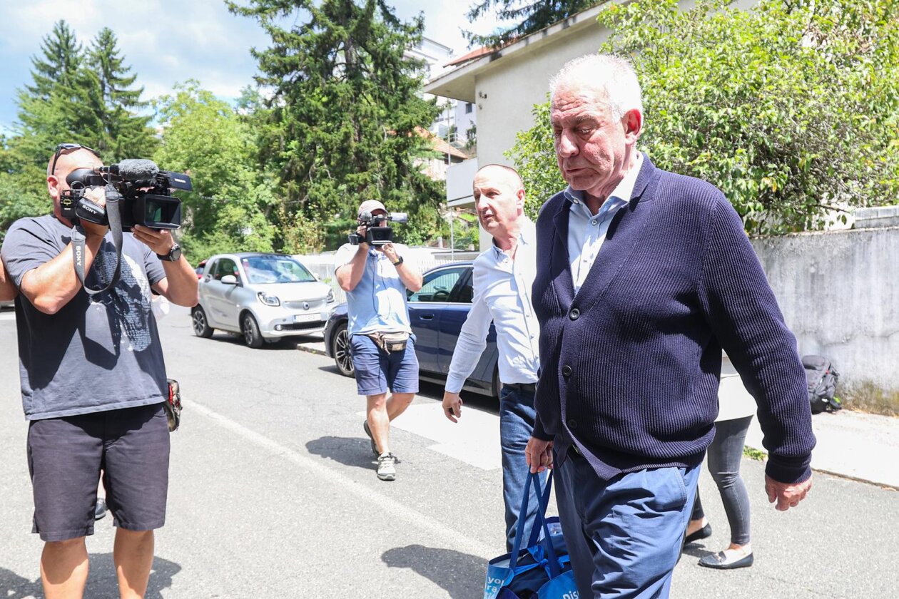 Zagreb: Dolazak Ive Sanadera u obiteljsku kuću nakon izlaska iz zatvora Zagreb: Dolazak Ive Sanadera u obiteljsku kuću nakon izlaska iz zatvora