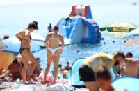Rijeka: Građani  ituristi spas od vrućine potražili na plaži Ploče