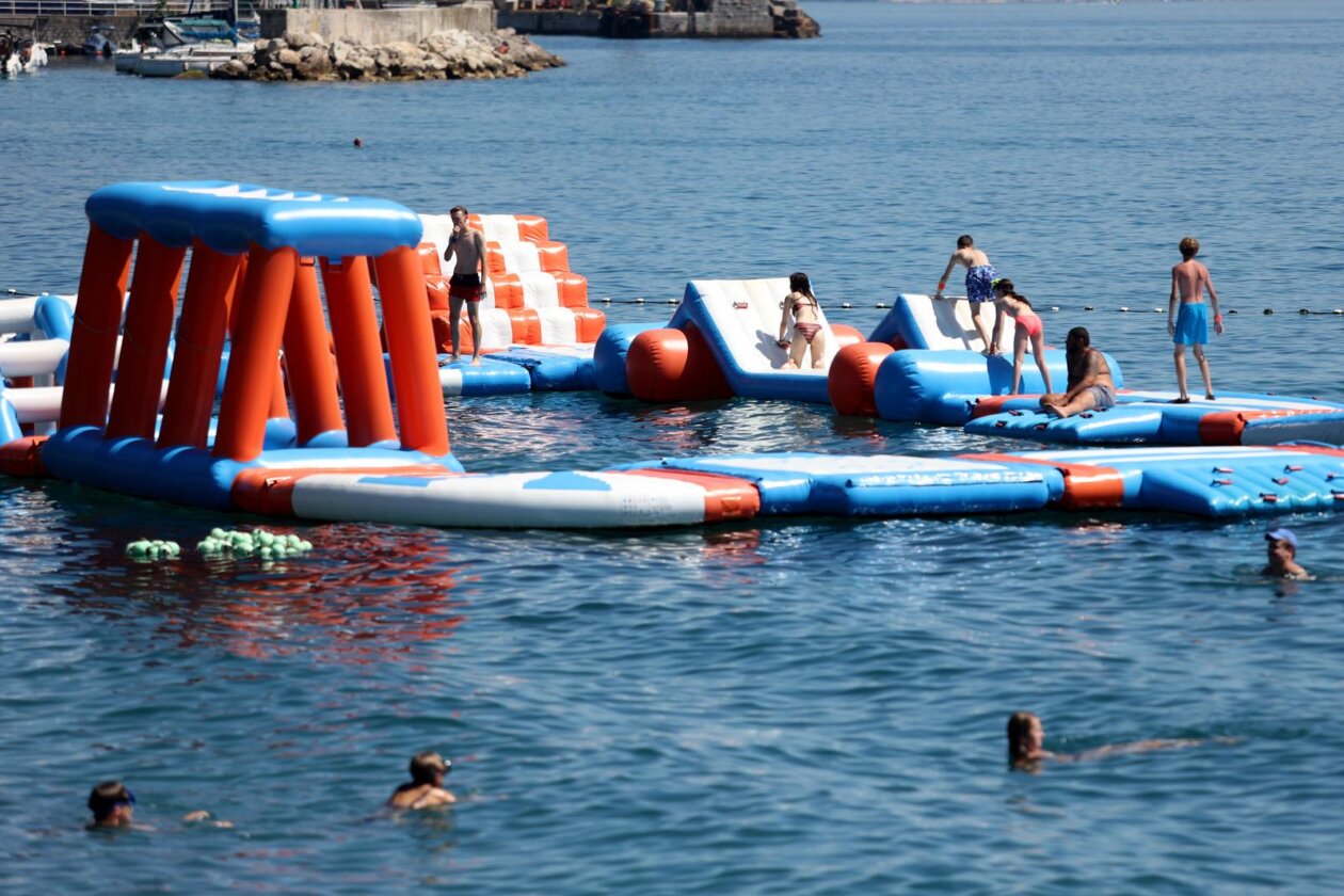 Rijeka: Građani  ituristi spas od vrućine potražili na plaži Ploče