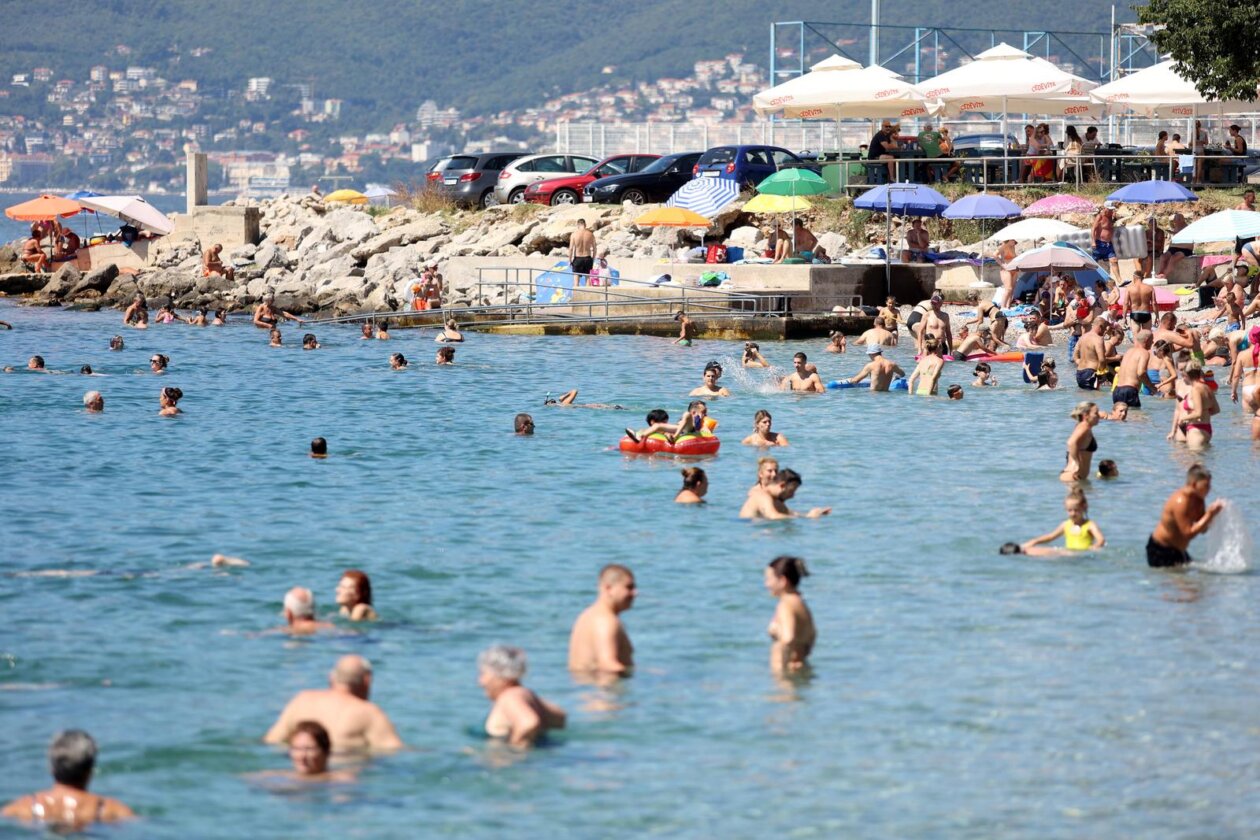 Rijeka: Građani  ituristi spas od vrućine potražili na plaži Ploče