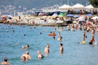 Rijeka: Građani  ituristi spas od vrućine potražili na plaži Ploče