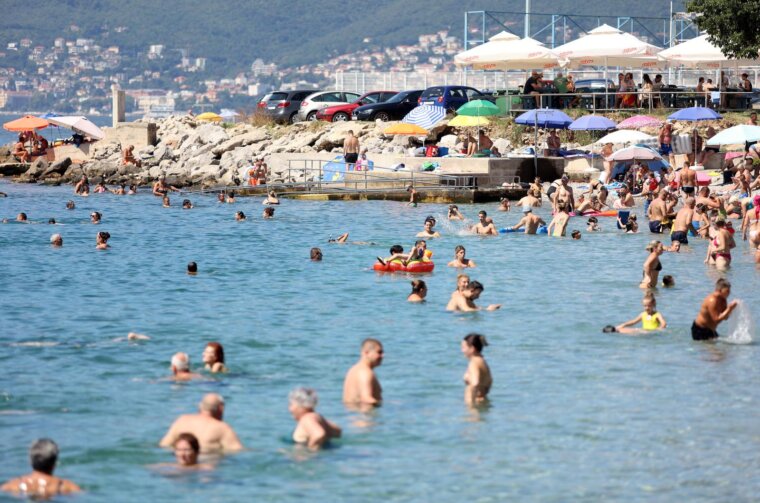 Rijeka: Građani  ituristi spas od vrućine potražili na plaži Ploče