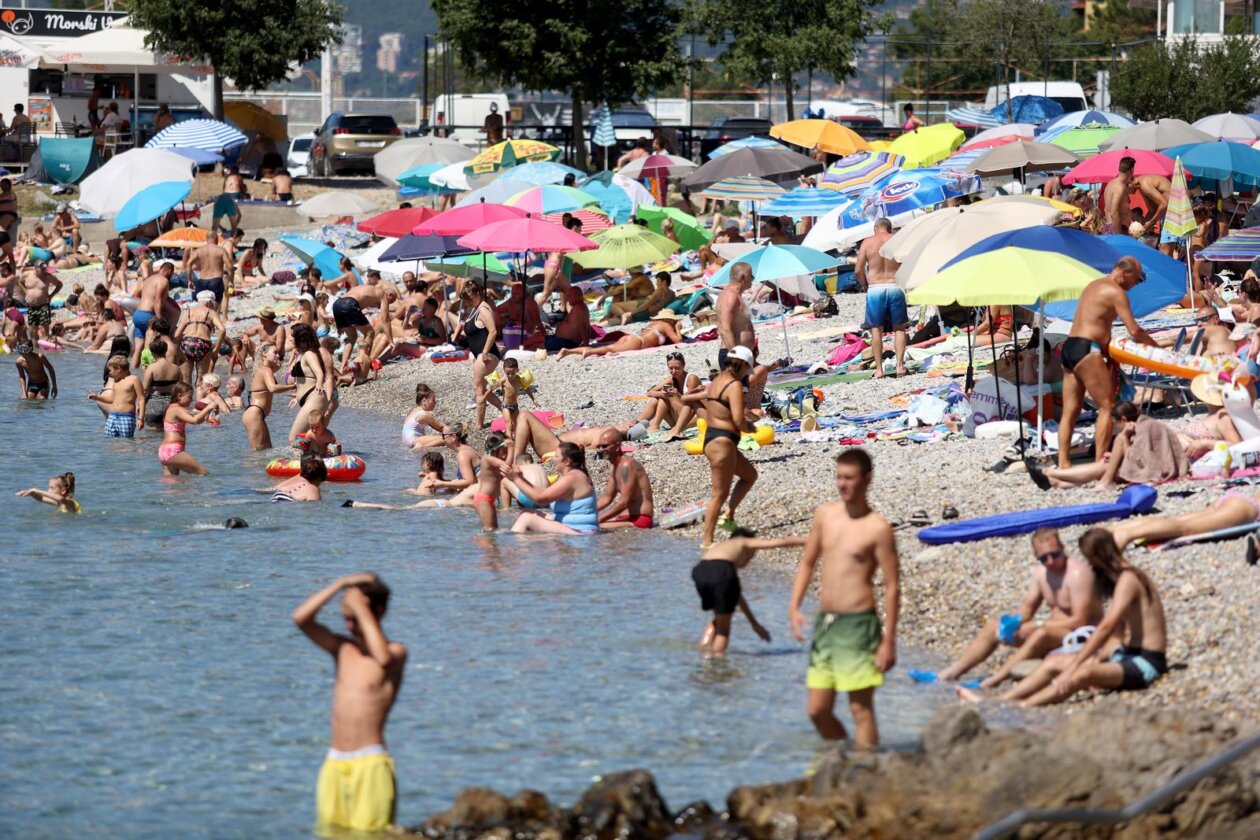 Rijeka: Građani  ituristi spas od vrućine potražili na plaži Ploče