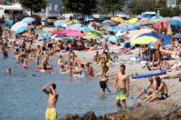 Rijeka: Građani  ituristi spas od vrućine potražili na plaži Ploče