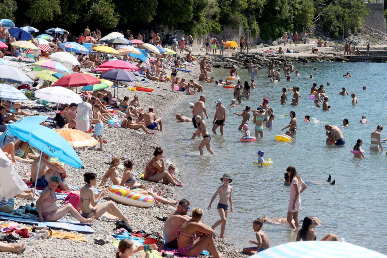 Rijeka: Građani  ituristi spas od vrućine potražili na plaži Ploče